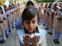 Alumnas de una escuela paquistaní oran por la pronta recuperación del niña activista Yousafzai Malala. AFP  /