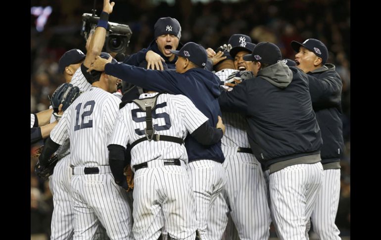 Los jugadores de los Yankees festejen el pase a la serie de campeonato ante Tigres de Detroit. REUTERS  /