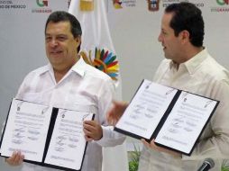 El gobernador de Guerrero, Ángel Aguirre Rivero (i) y el gobernador del Estado de México, Eruviel Ávila (d) NTX  /