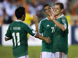 Aquino , Elías Hernández y 'Chicharito' celebrán una de las anotaciones del equipo mexicano. MEXSPORT  /