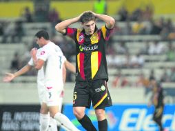 Frustración. La molestia de los jugadores universitarios fue evidente.  /