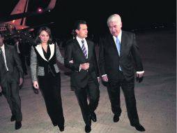 Enrique Peña Nieto y su esposa, Angélica Rivera, fueron recibidos en España por el embajador Francisco Ramírez Acuña. NTX  /