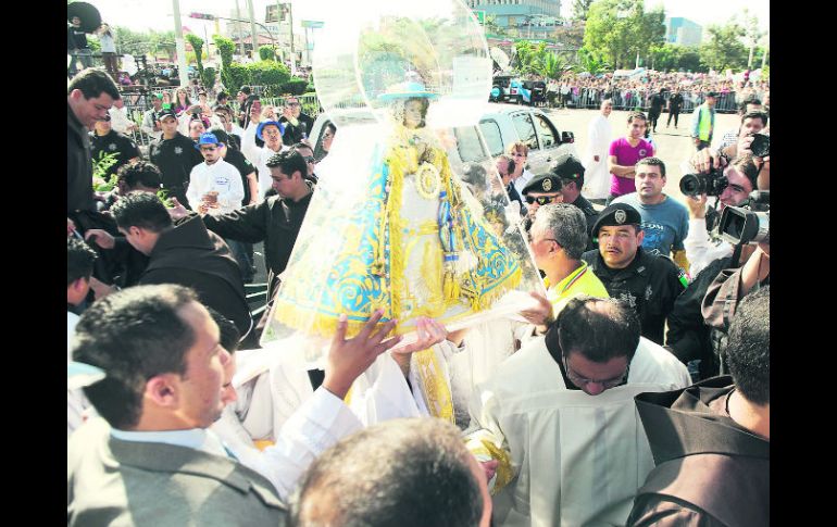 Una multitud, estimada en dos millones de personas por la Policía de Guadalajara y Protección Civil, acompañaron a Virgen de Zapopan.  /