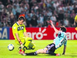 Lionel Messi se barre ante la salida del arquero uruguayo Fernando Muslera, para conseguir uno de sus dos goles. EFE  /