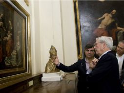 El premio Nobel de Literatura Mario Vargas Llosa (d) visita la Colegiata de Toro en Zamora, España. EFE  /