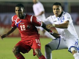 El jugador panameño Alberto Quintero (i) disputa la posición con el hondureño Arnold Peralta (d). EFE  /
