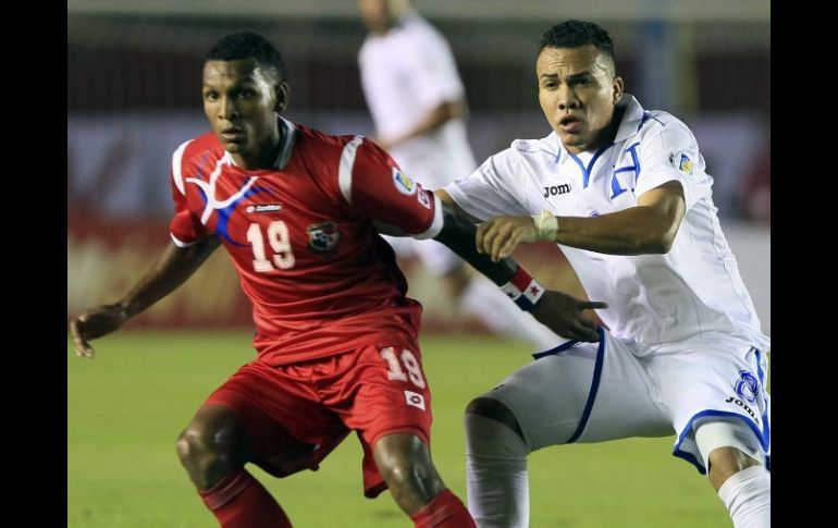 El jugador panameño Alberto Quintero (i) disputa la posición con el hondureño Arnold Peralta (d). EFE  /