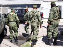 El cuerpo fue trasladado al Servicio Médico Forense, que se encuentra fuertemente vigilado por militares. ARCHIVO  /