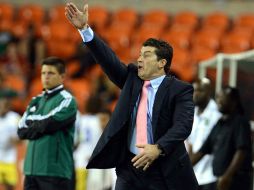 'Chepo' de la Torre da indicaciones en el juego del viernes ante Guyana. MEXSPORT  /