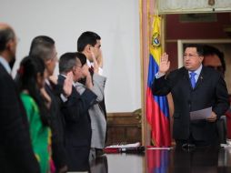 Hugo Chávez, mientras juramenta a sus nuevos ministros en el Palacio de Miraflores. EFE  /