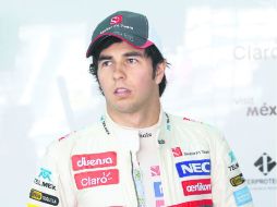 Pensativo. Sergio Pérez observa desde su pit la actividad en pista durante la sesión de calificación. AP  /