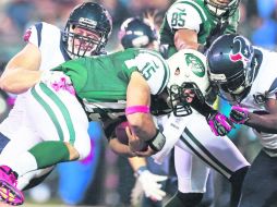 J.J. Watts, defensivo estrella de Houston, captura a Tim Tebow, durante el partido de lunes por la noche ante los Jets de Nueva York.AP  /