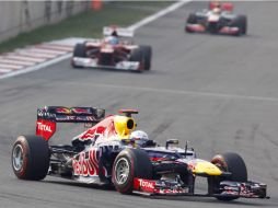 El piloto alemán de Fórmula Uno Sebastian Vettel, de Red Bull, conduce su monoplaza durante la carrera del Gran Premio de Corea. EFE  /