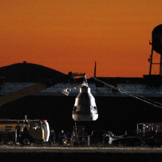 Baumgartner se alista para saltar desde la estratósfera