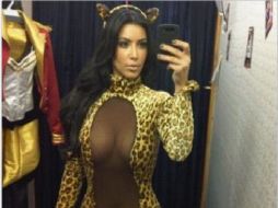 Kim Kardashian enfundada en un difraz de lince, además de unas orejas incluidas. ESPECIAL TWITTER  /