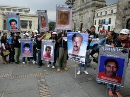 Familiares de secuestrados, desaparecidos y reclutados forzosos de las FARC en la Plaza de Bolívar. EFE  /