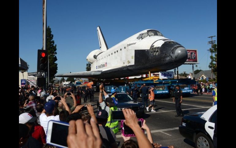 Espectadores se congregaron en las calles para ver el paso del transbordador. AFP  /