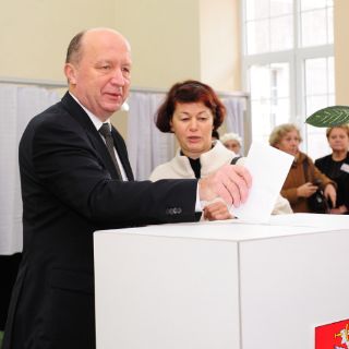 Lituanos votan a su nuevo Parlamento