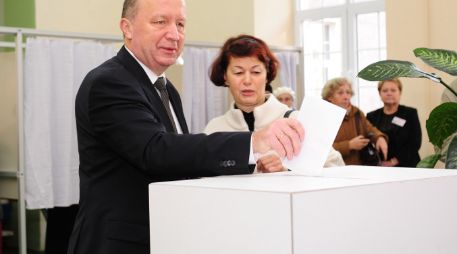 El primer ministro de Lituania, Andrius Kubilius, emite su voto. XINHUA  /