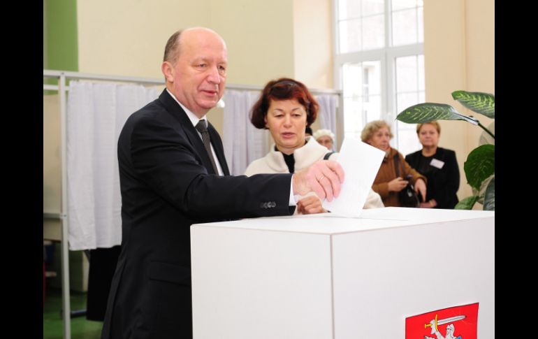El primer ministro de Lituania, Andrius Kubilius, emite su voto. XINHUA  /