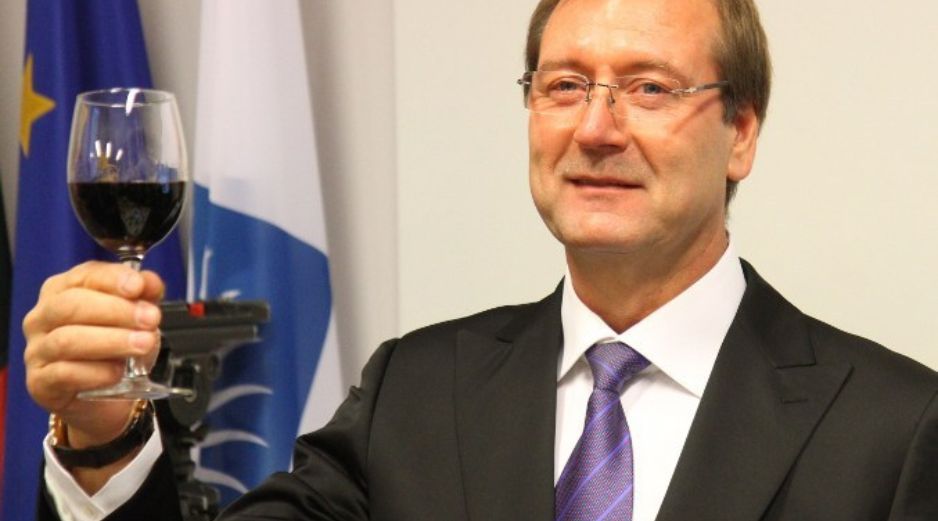 El líder de la oposición, Viktor Uspaskich, celebra la victoria de su partido. AFP  /