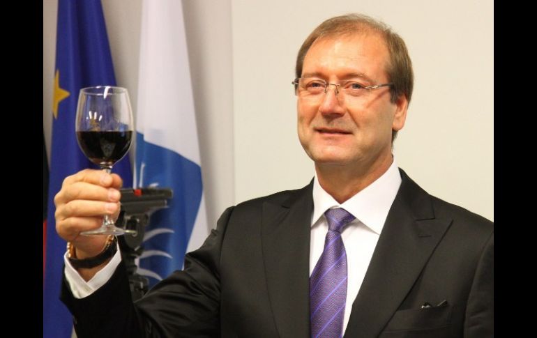 El líder de la oposición, Viktor Uspaskich, celebra la victoria de su partido. AFP  /