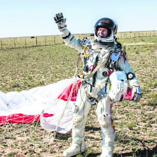 Baumgartner rompe la barrera del sonido, en caída libre