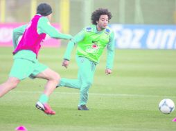 Revés. El zaguero Marcelo (derecha) se fracturó el pie derecho en un entrenamiento en Polonia con la Selección brasileña. EFE  /