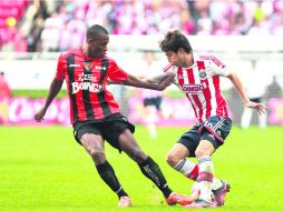 Enemistado con el gol. Érick Torres otra vez sufrió frente al marco rival, principalmente por la fuerte marca de Leiton Jiménez.  /