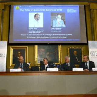 Otorgan Premio Nobel de Economía a dos estadounidenses