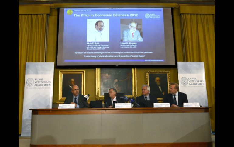 Miembros de la Real Academia de las Ciencias de Suecia anuncian a los galardonados con el Premio Nobel de Economía de 2012. EFE  /