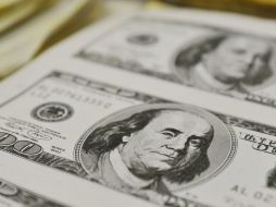 El peso inicia con una ganancia de 0.42 por ciento respecto a la sesión anterior, al cotizarse en 12.81 pesos por dólar. ARCHIVO  /
