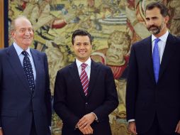 El rey Juan Carlos (i) junto al príncipe Felipe (d) conversan con el presidente electo de México, Enrique Peña Nieto. AFP  /