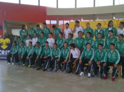 El Tri visitó durante hora y media a los pequeños del CRIT de Durango. ESPECIAL  /