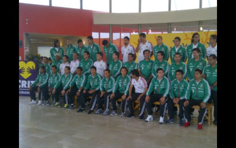 El Tri visitó durante hora y media a los pequeños del CRIT de Durango. ESPECIAL  /