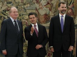 El rey Juan Carlos, Enrique Peña Nieto y el príncipe Felipe posaron previo a la cena. NTX  /