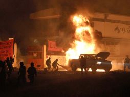 Estudiantes incendiaron vehículos en Tiripetio tras tomar la Normal. Autoridades retomaron hoy el control del sitio. AP  /