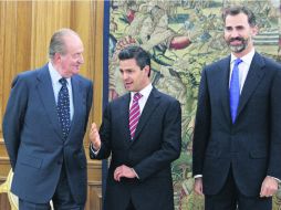 Encuentro real. El rey Juan Carlos I y el príncipe Felipe de Borbón recibieron al presidente electo en el Palacio de la Zarzuela. EFE  /