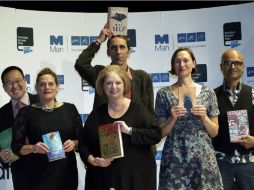 Los autores nominados posan con sus libros durante la ceremonia. AP  /