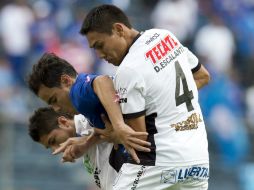 Dionicio Escalante (d) trata de quitarle el balón a Omar Bravo en el duelo entre Cruz Azul y Querétaro. ARCHIVO  /