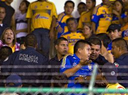 Imagen del desalojo de las personas de la tribunas del estadio en el encuentro del pasado sábado 13 de octubre. ARCHIVO  /