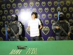 José Jaime Ruiz Gudiño, junto con el arma de fuego y droga, quedó a disposición del Agente del Ministerio Público Federal. ESPECIAL  /