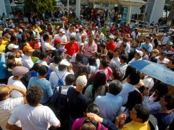 Familiares y compañeros de los estudiantes esperan información sobre los detenidos. EL UNIVERSAL  /