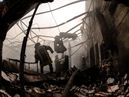 Bomberos en la zona afectada por el incendio. XINHUA  /