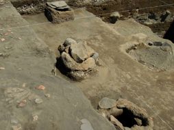 Tumbas que constan de cajas hechas con piedras de basalto, al pie del volcán Ceboruco. EFE  /