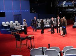 En las horas previas al debate, en la sala habilitada para la prensa hubo más movimiento y presencia de asesores de la campaña. AFP  /