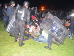 Estudiantes fueron detenidos tras el secuestro y quema de vehículos en normales de Michoacán. ARCHIVO  /