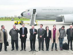 La delegación del Gobierno de Colombia, encabezada por Humberto de la Calle (cuarto a la izq.), posan en el Aeropuerto de Bogotá. EFE  /