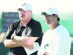 Andy Reid (izq.), entrenador en jefe de las Águilas, admitió su responsabilidad por mover de puesto a Juan Castillo (der.). AP  /