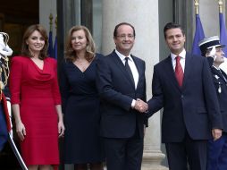 François Hollande (2-d), estrecha la mano de Enrique Peña Nieto (d), en presencia de sus respectivas esposas. AFP  /